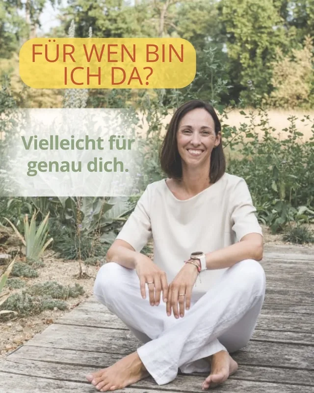 Simone sitzt lächelnd auf einem Holzsteg im Garten, Instagram-Beitrag: Für wen bin ich da? Vielleicht für genau dich.