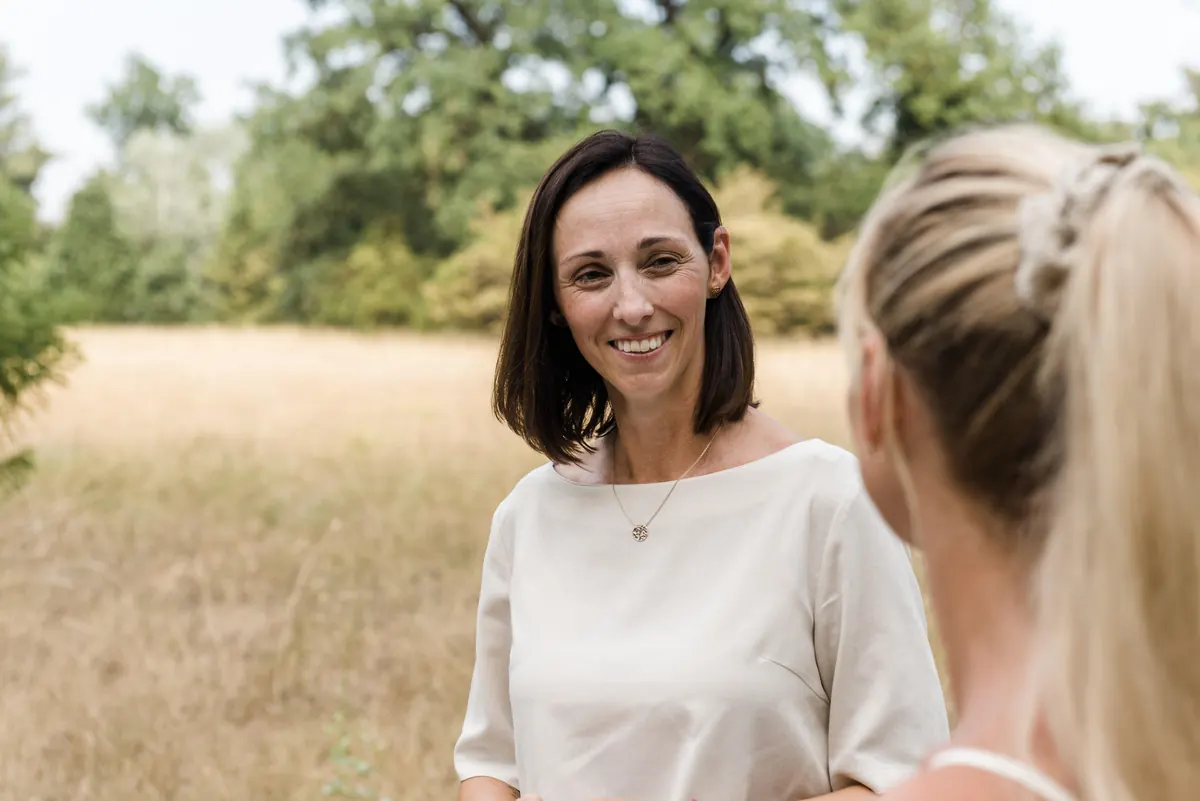 Simone Wiesinger-Springer im Gespräch mit einer Mutter in der Natur